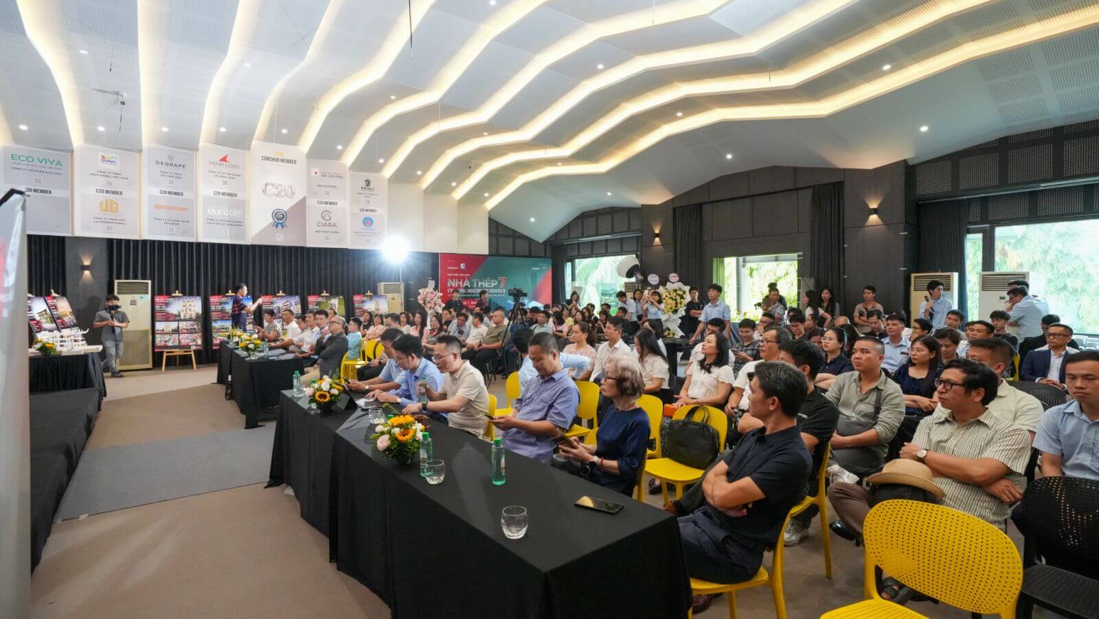 Chương trình “Nhà Thép 7 – Structural Solutions for Architects” quy tụ đông đảo chuyên gia, kiến trúc sư và doanh nghiệp trong lĩnh vực xây dựng, cùng trao đổi về các xu hướng công nghệ, công trình xanh và giải pháp kết cấu tiên tiến của ngành