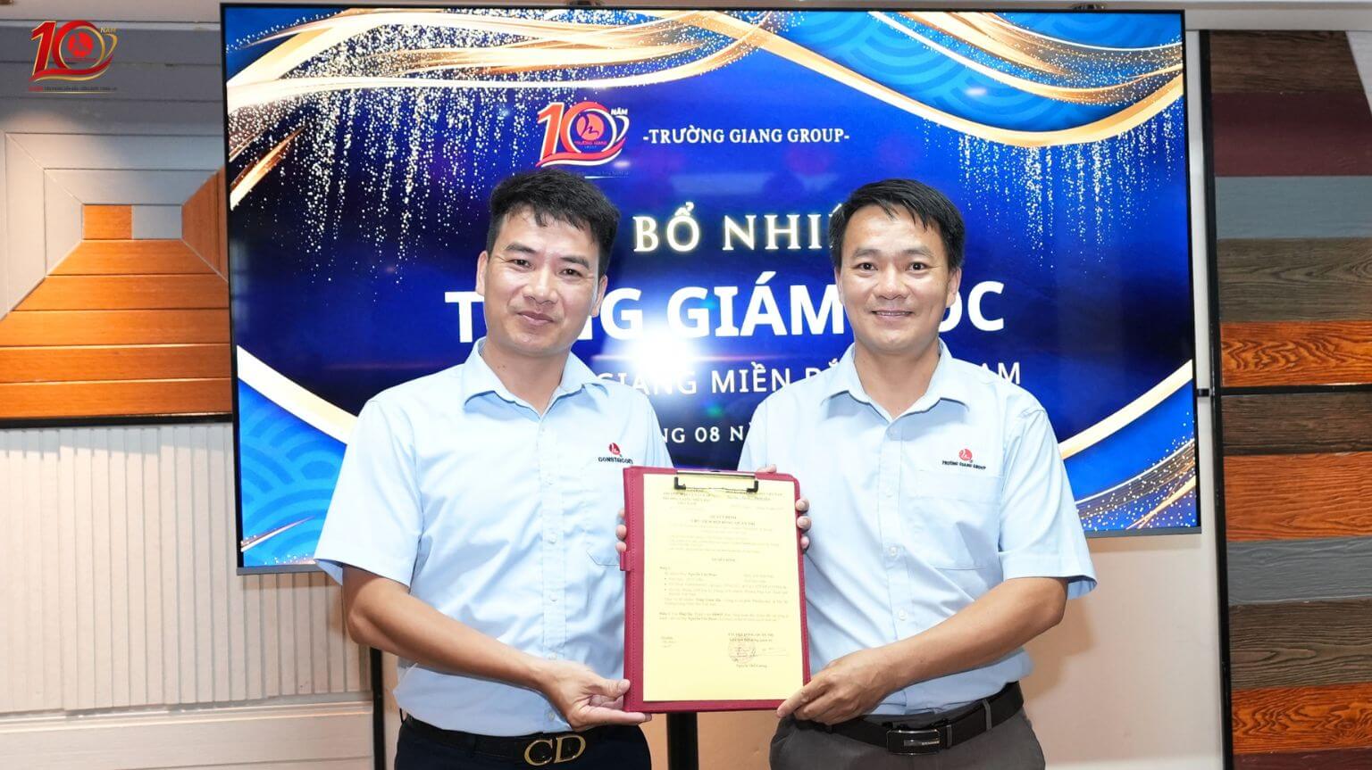 Chủ tịch HĐQT Nguyễn Thế Cường trao quyết định bổ nhiểm tổng giám đốc cho Ông Nguyễn Văn Hoàn
